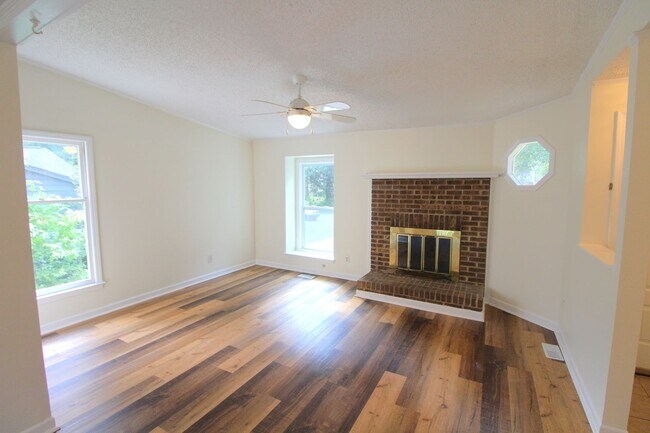 Foto del edificio - Charming 2 Bedroom, Large lot fenced in yard
