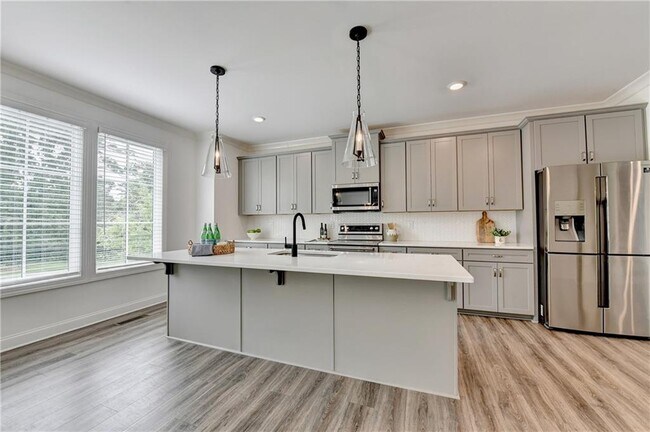 Building Photo - 6892 Roswell Rd NE