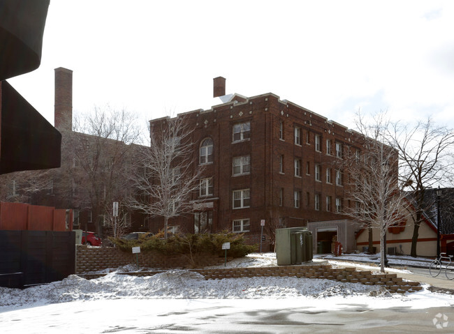 Building Photo - Twin Court Apartments