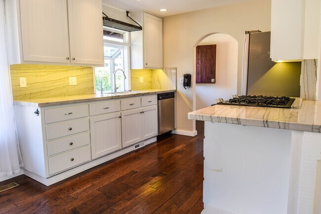 Foto del edificio - Three Bedroom Home in Sunny Carmel Valley
