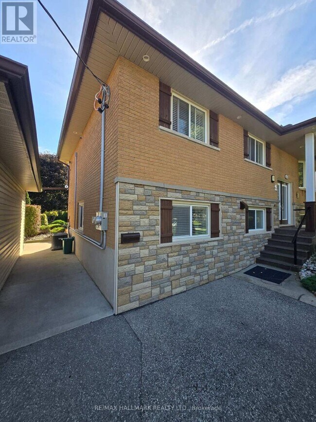 Building Photo - 18 Summerside Crescent