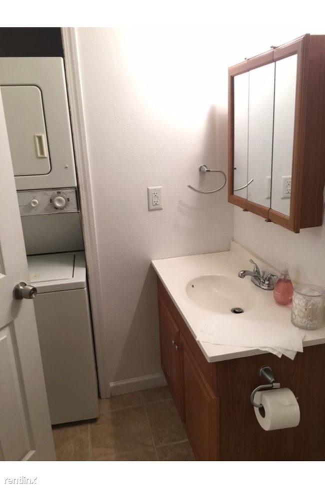 Building Photo - 2 br, 1 bath Condo - 8524 Boundary Ave