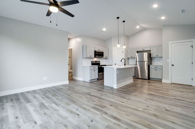 Foto del edificio - Beautiful Three Bedroom, Two Bathroom