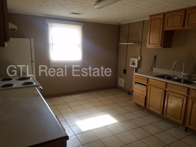 Building Photo - Large duplex unit with 2BR/1BA