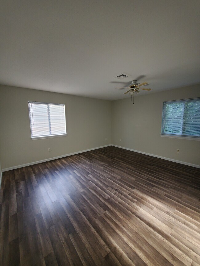 Foto del edificio - 403 Cypress Rd