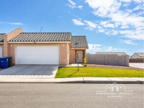 Building Photo - 3633 S Desert Sky Dr