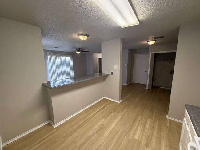 Foto del edificio - Townhouse Available Now!