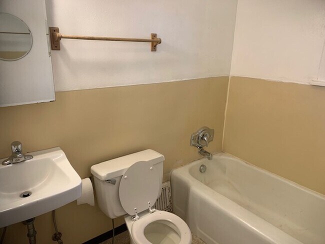 Foto del edificio - 4 Bed, 1 3/4 bath home on Pioneer Hill next to a park