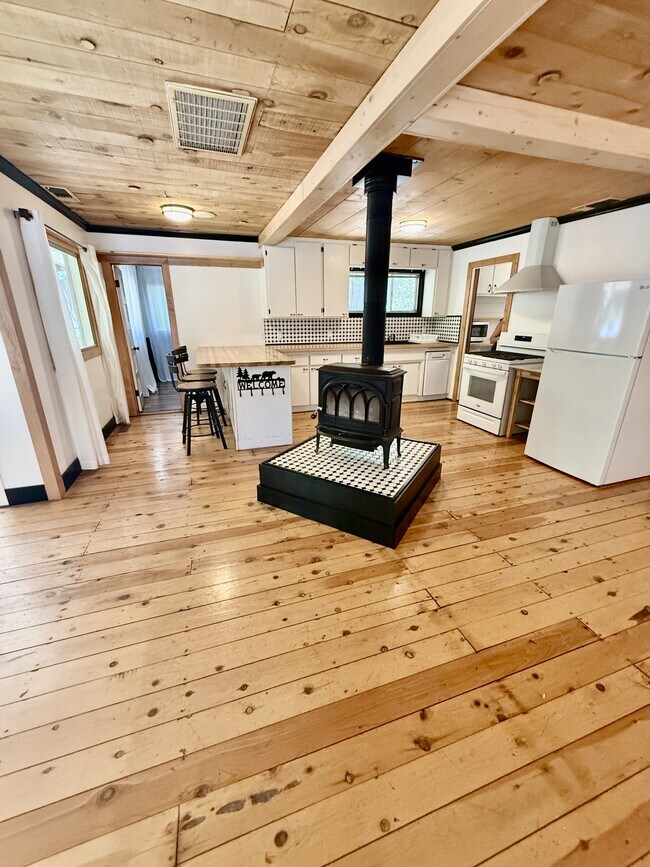 Foto del edificio - 15697 Lakewood Ln