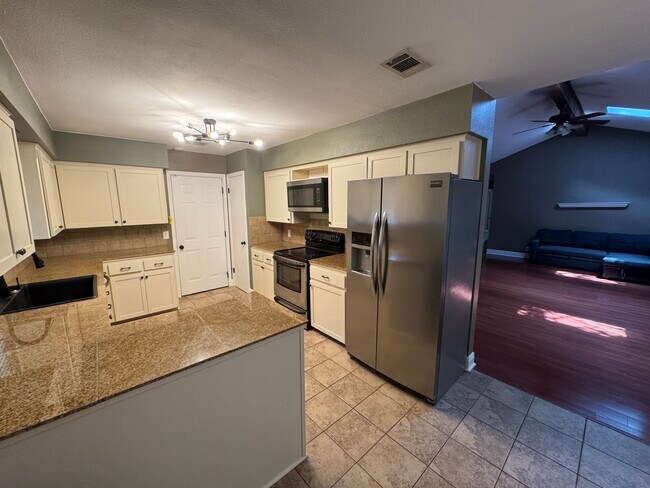 Building Photo - 708 Cielo Dr