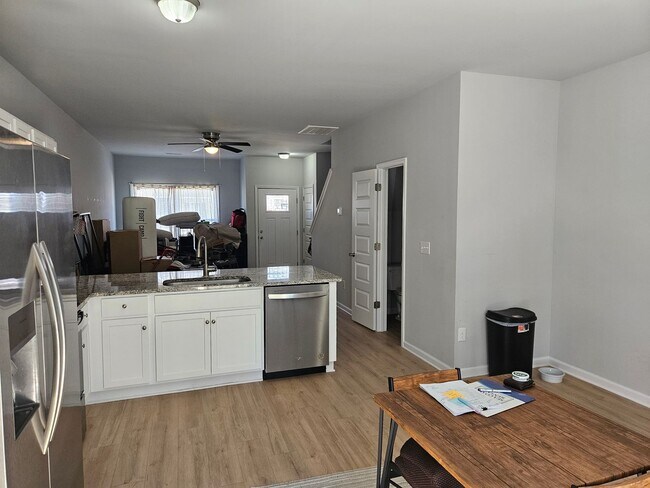Building Photo - Beautiful unfurnished End unit - 2 bedroom...