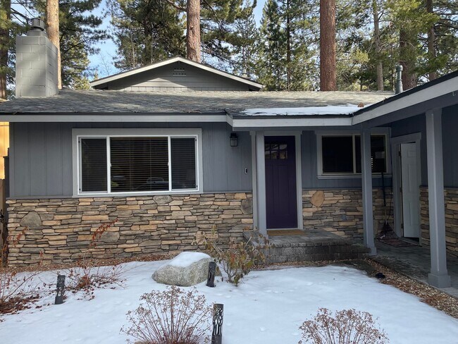 Building Photo - Pet friendly home in great neighborhood --...