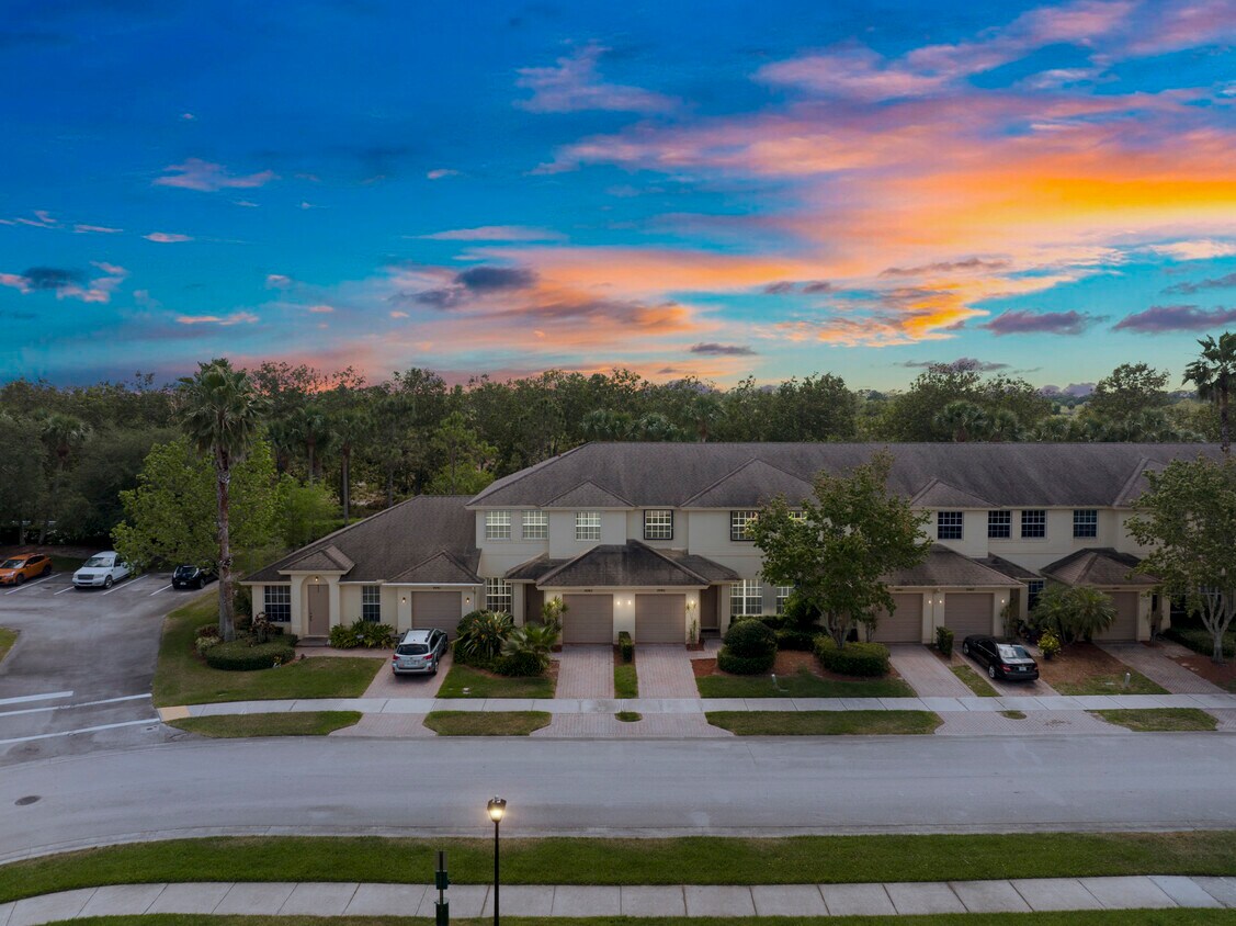 Frente de la casa adosada - 9945 E Villa Cir