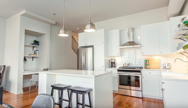 Building Photo - Spacious Lofted Studio in the heart of Riv...