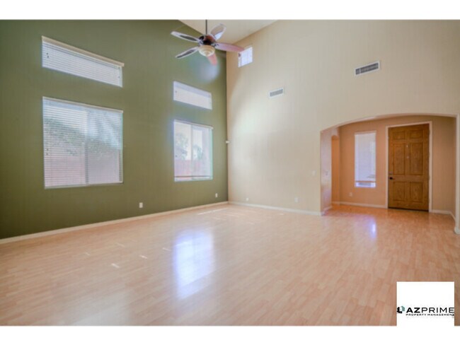 Building Photo - Gorgeous 5/3 Surprise House with a Pool!