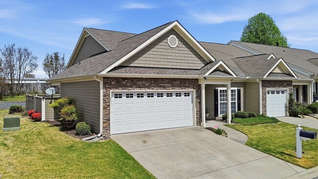 Foto del edificio - 211 Louisville Dr