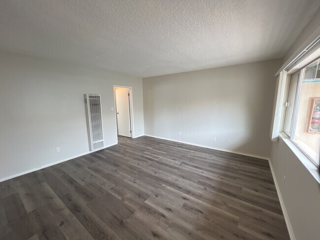 Building Photo - 437 W Glenoaks Blvd