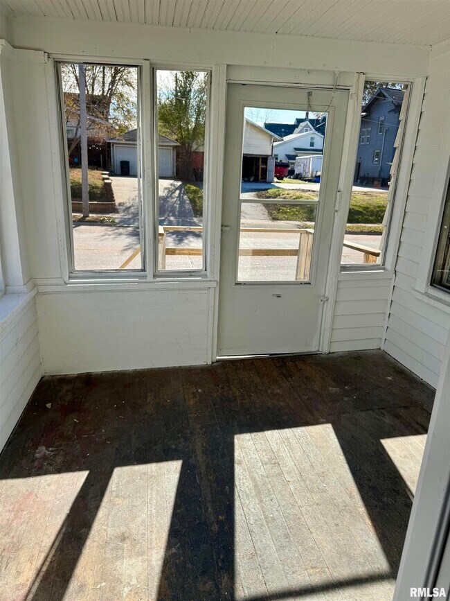 Building Photo - 1215 18th Ave