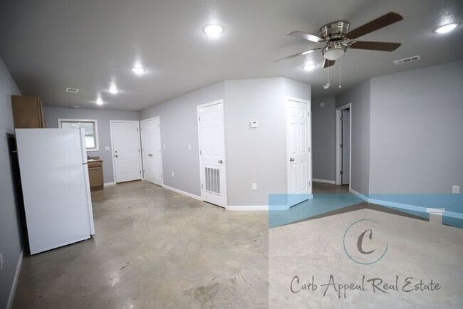 Building Photo - 2-bedroom, 2 bath apartment recently built...