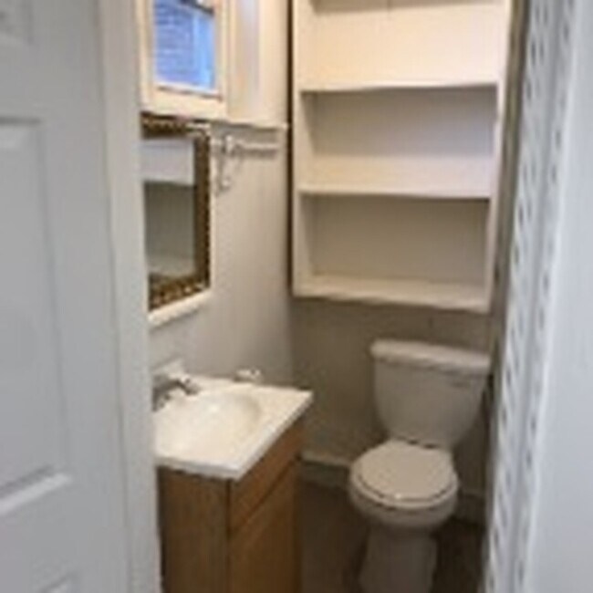 Building Photo - 115 Delamore Pl