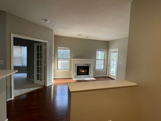 Foto del edificio - 1701 Lake Shore Crest Dr