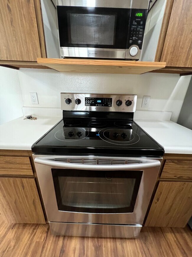 Building Photo - **Modern 1-Bedroom Condo in Prime Huntingt...