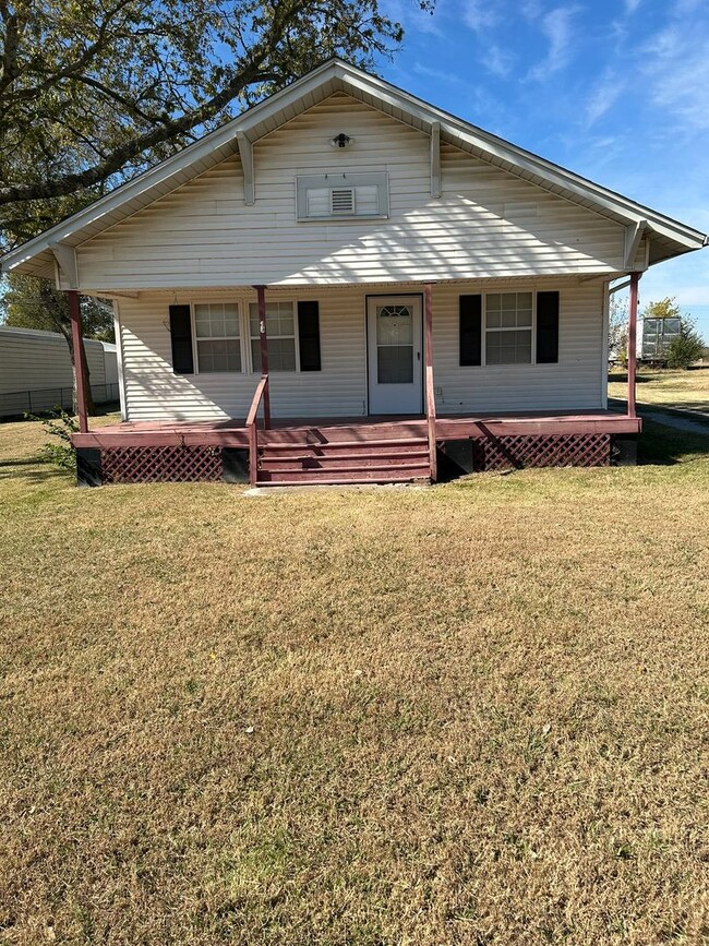 Building Photo - Nice 2 or 3 bedroom with covered front porch.