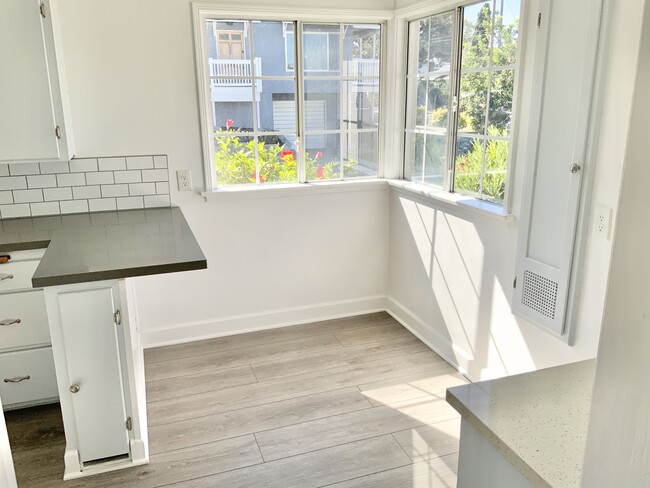 Breakfast nook with stool counter - 704 Penn St