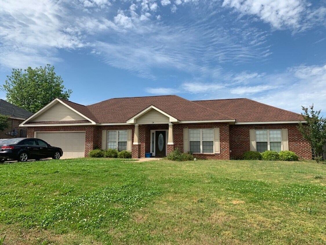 Foto principal - Spacious 3 Bedroom 3 Bath Home Available F...