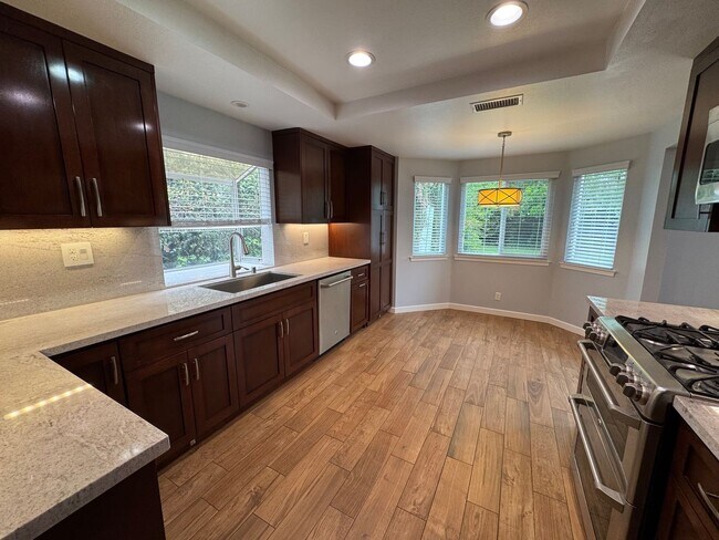 Foto del edificio - Agoura Hills Gem with Private Yard & HOA Pool