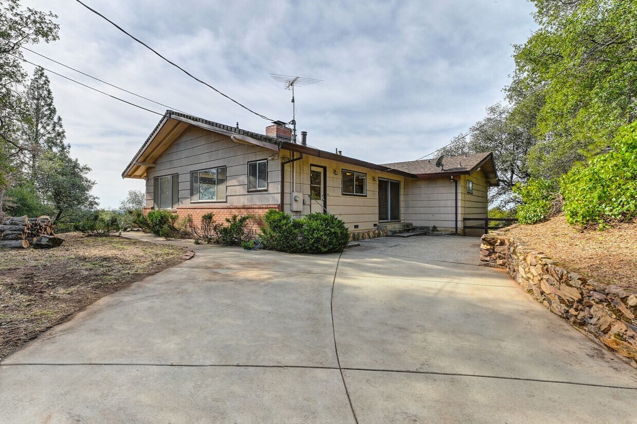 Primary Photo - Country home in Auburn