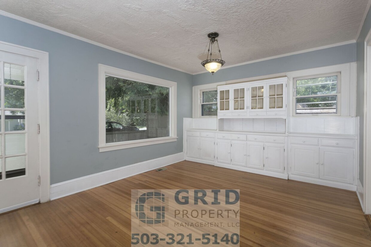 Primary Photo - 4+ Bedroom, 2 Bath Craftsman Bungalow Avai...