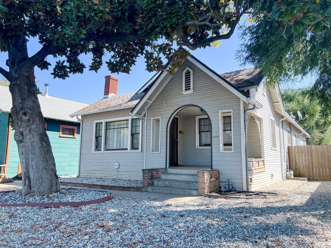 Foto principal - 3 Bed, 2 Bath East Sacramto Area Home