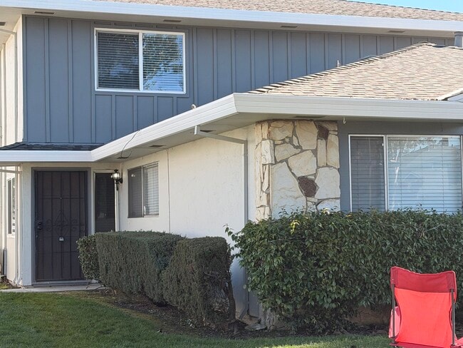 Building Photo - 5532 Spinnaker Dr