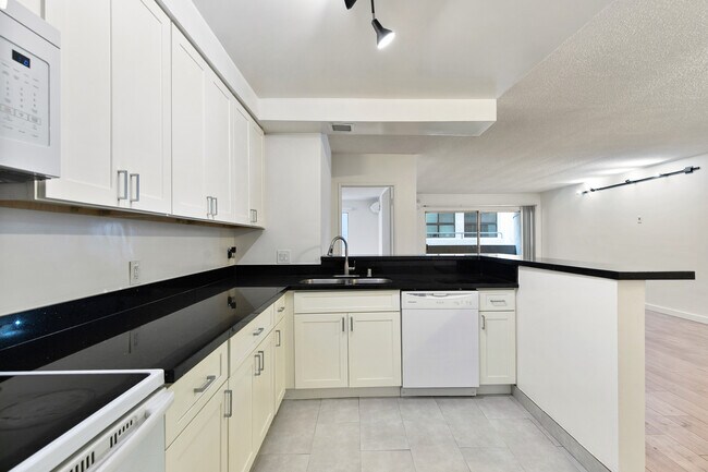 Foto del edificio - 642 N West Knoll Dr. Apartments