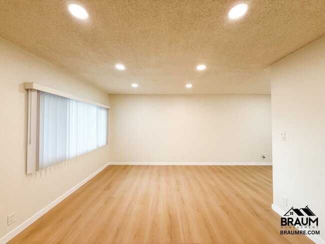 Building Photo - 13129 Oxnard St