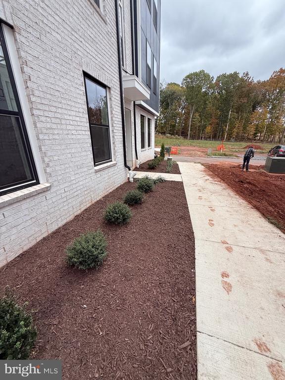 Building Photo - 45203 Drowes Ter