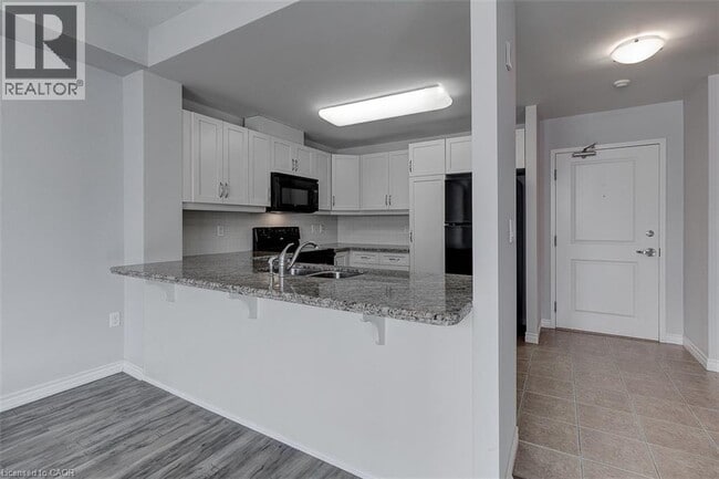 Building Photo - 125 Wilson St W