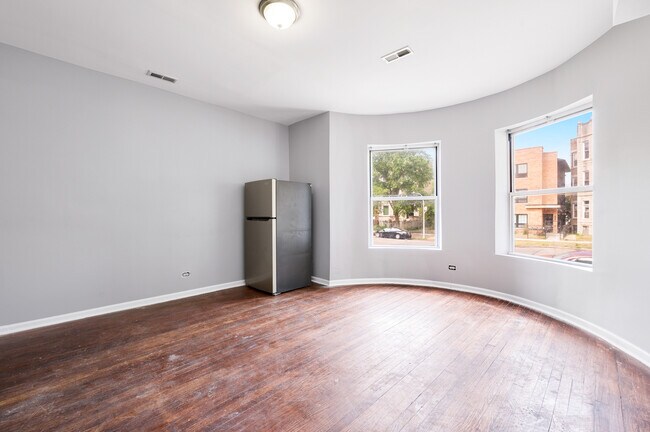 Building Photo - 4421 S Prairie Ave