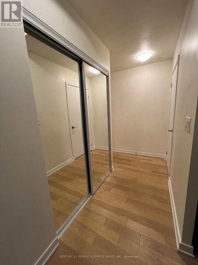 Photo du bâtiment - 510 Curran Place