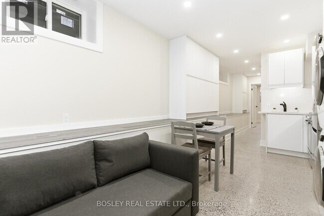 Building Photo - 686 Rhodes Ave