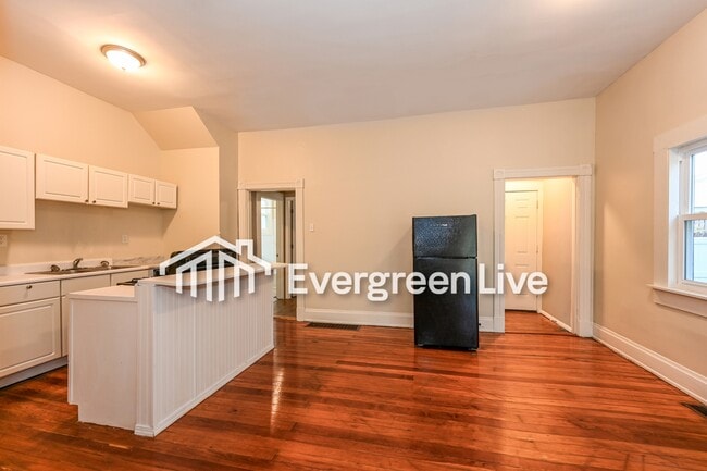 Building Photo - 508 E 21st St