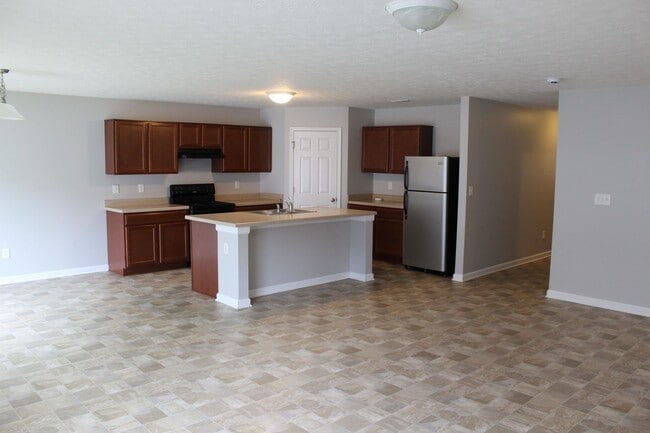 Building Photo - Spacious 3 BR Ranch Home in Whitestown!