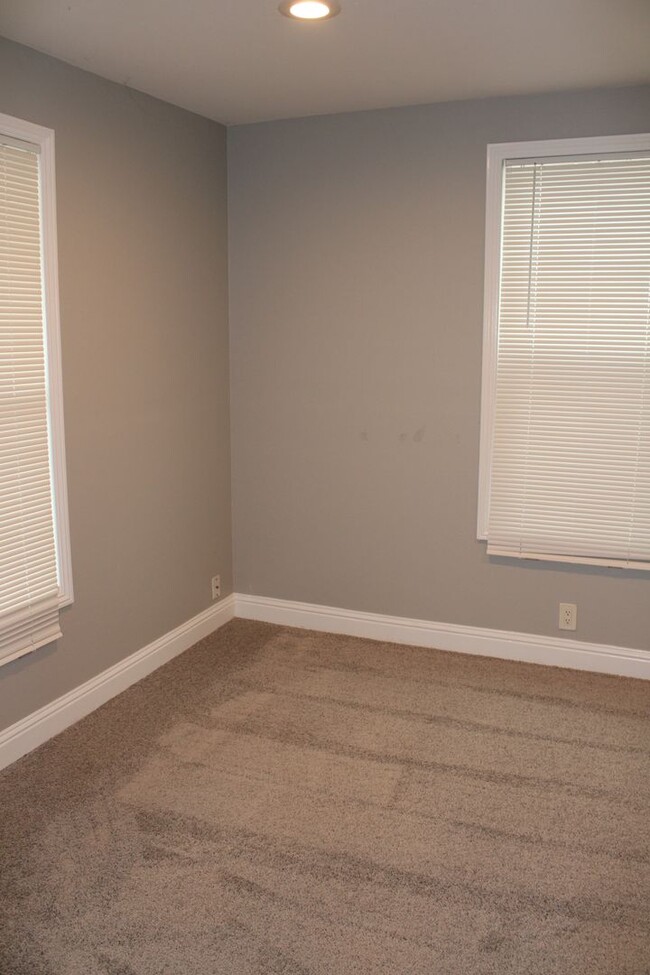 Building Photo - Two Bedroom, One Bathroom Home With Laundr...