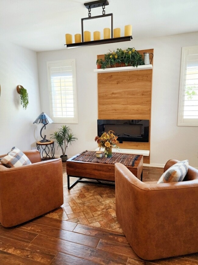 Sitting room with fireplace, pop-up cocktail table & swivel chairs - 280 E Indigo Dr