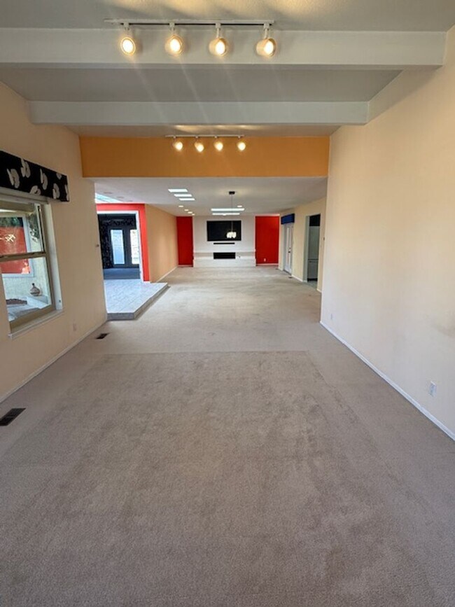 Foto del edificio - Beautiful NE Heights Neighborhood Executive style home with a Large back yard that has a full siz...