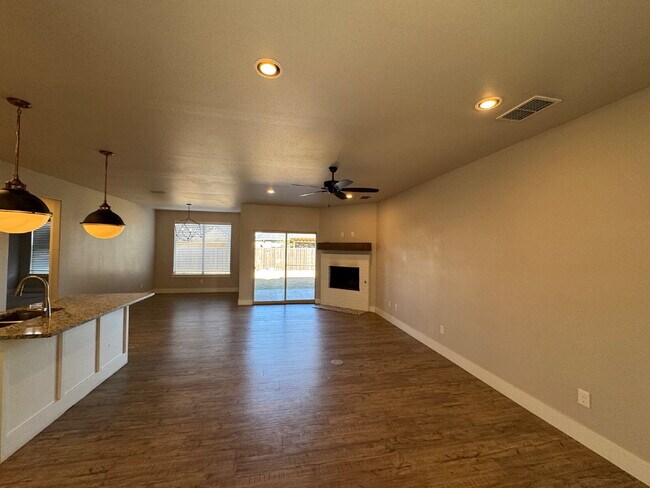 Foto del edificio - Beautiful Spacious Home in Cooper Schools!