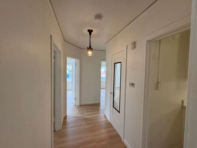 Foto del edificio - Welcome Home to This Spacious Downtown Davis Charmer Move in Now not a fall rental