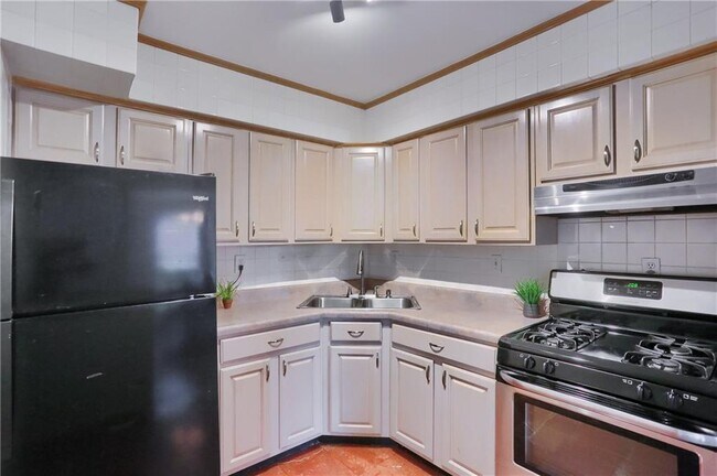 Building Photo - 1200 College Park Dr