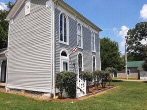 Building Photo - 104 N Cedar St